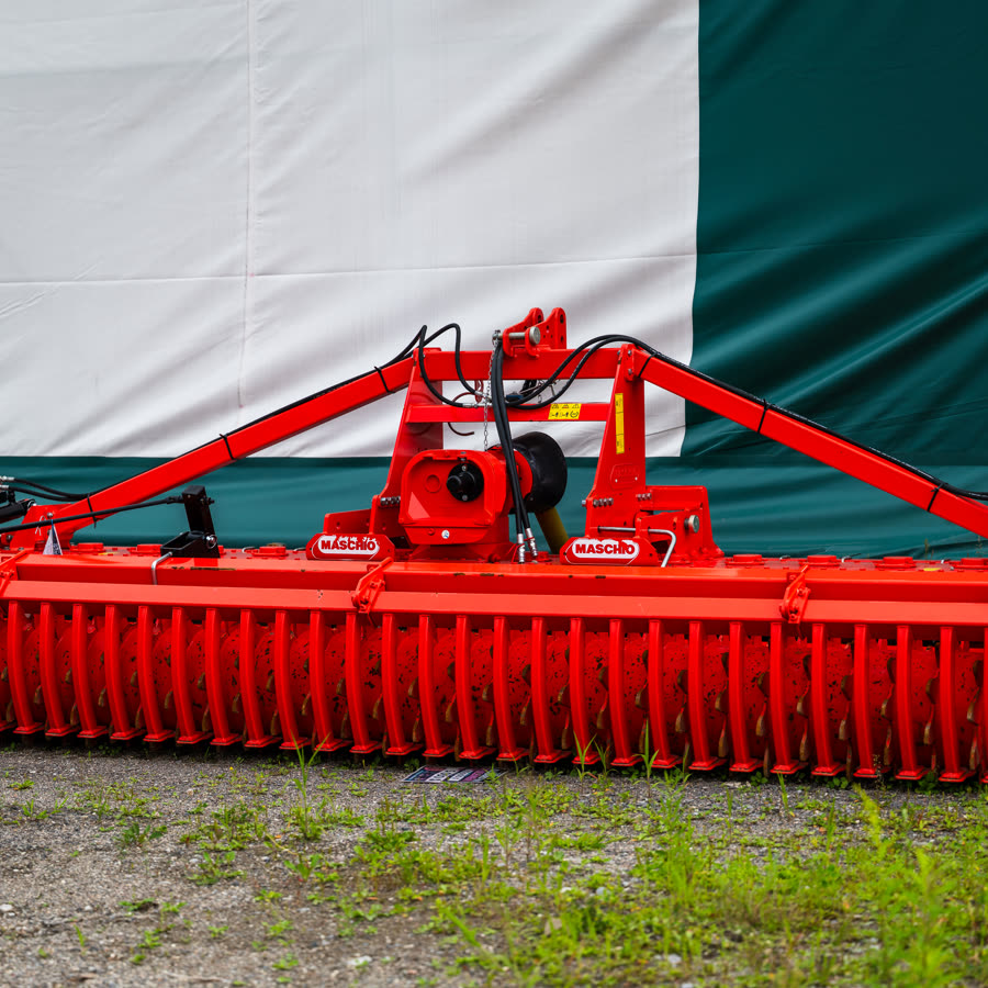 Machinerie agricole en liquidation — herse rotative