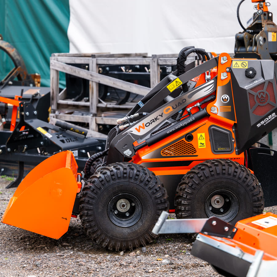 Machinerie de chantier en liquidation — mini-chargeur